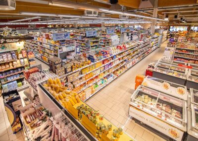 Supermarkt-Regale im REWE-Markt in Emskirchen